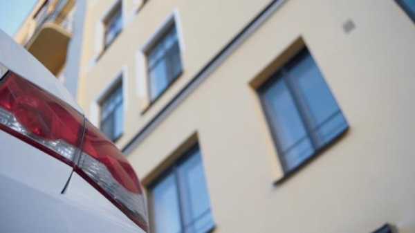 В Петрозаводске 6-летняя девочка выпала из окна 