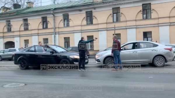 Два водителя с битой и пистолетом устроили разборки на Боткинской