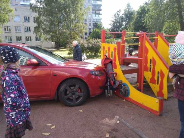 Автоледи перепутала газ и тормоз и влетела на детскую площадку на Бестужевской3