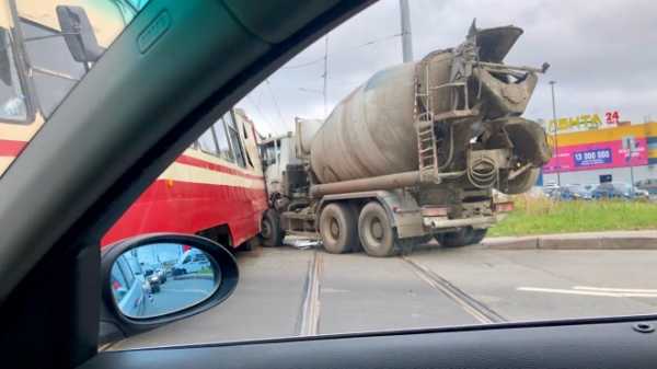 В Красносельском районе бетономешалка протаранила трамвай