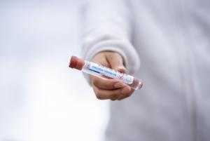 В России на данный момент разрабатывают 17 вакцин от коронавируса, которые являются перспективными