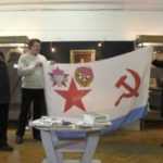 Флаг с крейсера «Аврора» ветераны тагильского комсомола передали в дар музею-заповеднику