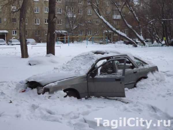 «Беспризорный» автомобиль стал жертвой автовандалов в Нижнем Тагиле (ФОТО)