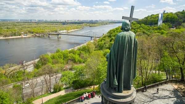 В Киеве облили красной краской памятник князю Владимиру