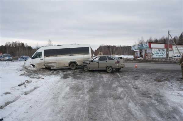 Автобус Mercedes с детьми попал в аварию под Нижним Тагилом