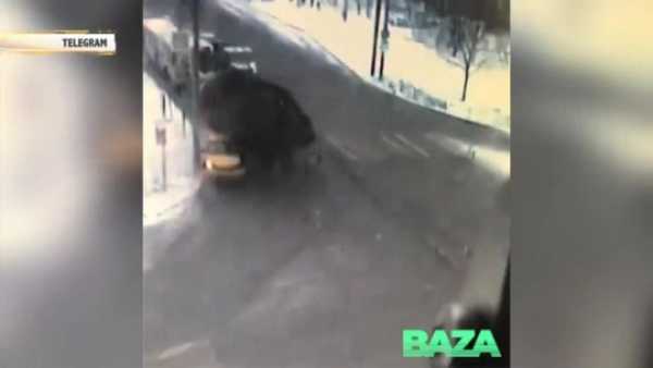Видео: в Москве КАМАЗ с песком упал на такси0