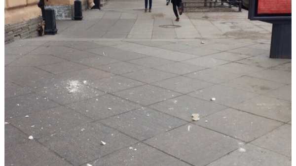 Кусок лепнины упал на тротуар с жилого дома на Маяковской