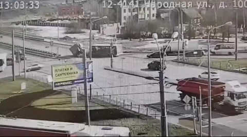 Видео: на Народной фургон протаранил маршрутку0