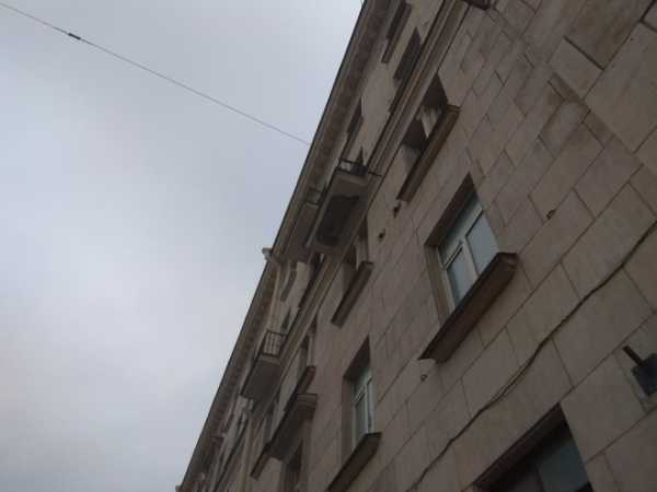 Кусок штукатурки отвалился от балкона на проспекте Стачек1