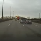 Водителю на КАД стало плохо, и он начал гулять по полосам движения (видео)