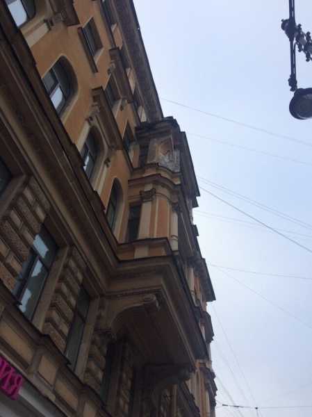 Кусок лепнины упал на тротуар с жилого дома на Маяковской2