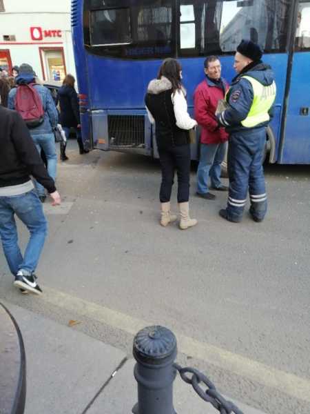 На Невском столкнулись автобус и троллейбус: образовалась пробка1