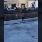 Видео: на канале Грибоедова неизвестный решил пробежаться по льду 