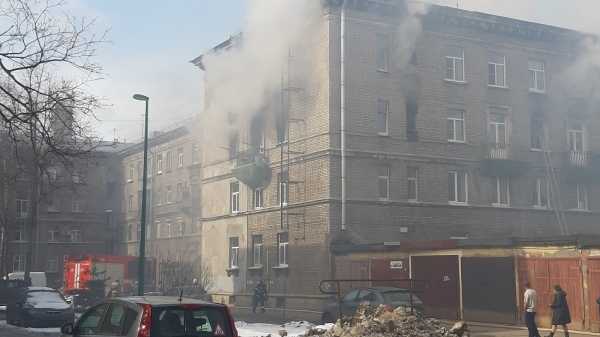 Огонь охватил третий этаж 4-этажного кирпичного здания. Фото:https://vk.com/spb_today 