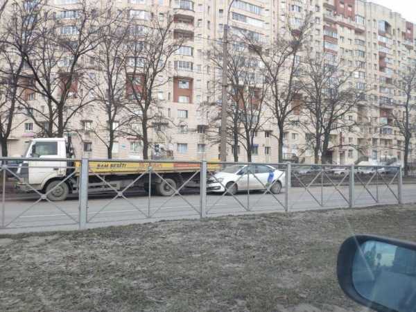 В результате неординарной парковки, передняя часть автомобиля полностью “смялась”. Фото: “ДТП и ЧП. Петербург”/vk.com