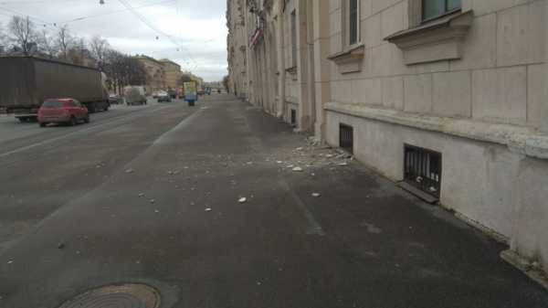 Кусок штукатурки отвалился от балкона на проспекте Стачек