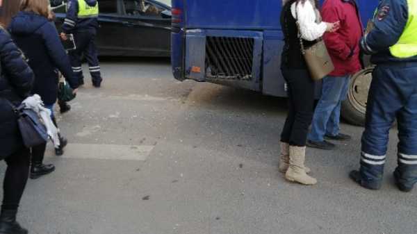 На Невском столкнулись автобус и троллейбус: образовалась пробка