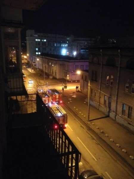 На Лисичанской улице загорелось производственное здание0