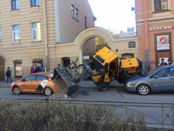 На Фурштатской трактор упал на припаркованные машины 1