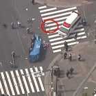 Опубликовано видео из Токио, где мусоровоз после ДТП влетел в толпу пешеходов