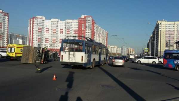 В Красносельском районе грузовик перевернулся из-за порванных проводов троллейбуса 1