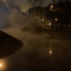 Ночной фонтан забил на Среднеохтинском проспекте (видео)