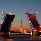 Во вторник Дворцовый мост загорится синей подсветкой, чтобы напомнить петербуржцам о проблеме аутизм...
