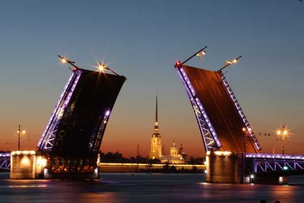 Во вторник Дворцовый мост загорится синей подсветкой, чтобы напомнить петербуржцам о проблеме аутизма0