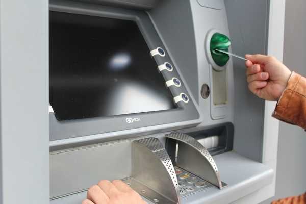 Трое злоумышленников обмотали банкомат тросом. Фото: Рixabay 