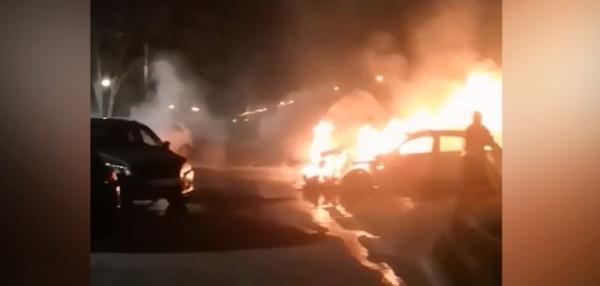 Видео: на Поэтическом бульваре сгорели три легковушки1