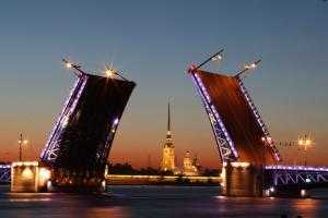 Во вторник Дворцовый мост загорится синей подсветкой, чтобы напомнить петербуржцам о проблеме аутизма