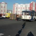 В Красносельском районе грузовик перевернулся из-за порванных проводов троллейбуса 