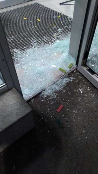 Как именно разбили стекло - пока не удалось выяснить наверняка. Фото: https://vk.com/spb_today