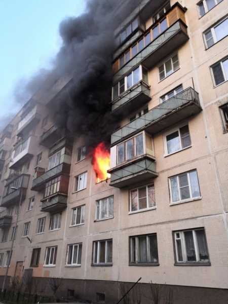 На Наставников в Петербурге горит жилая квартира1