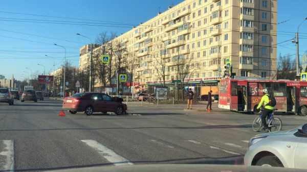 Пискаревский проспект парализован после ДТП с автобусом 