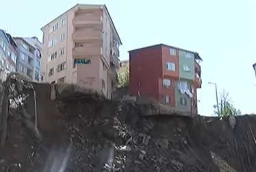Опубликовано видео момента обрушения дома в Турции и его последствий0