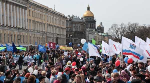 Первого мая в Петербурге перекроют Невский проспект -- по нему пройдет 57 тыс. человек.
Фото: Baltphoto/ Ирина Мотина