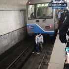 В Москве машинист метро спас упавшего на рельсы пассажира