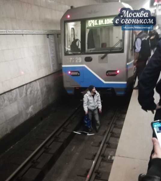 В Москве машинист метро спас упавшего на рельсы пассажира 0