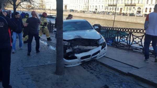 Иномарка снесла пешеходов и врезалась в дерево в центре Петербурга