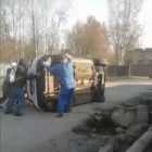 Видео: петербуржцы перевернули каршеринговое авто