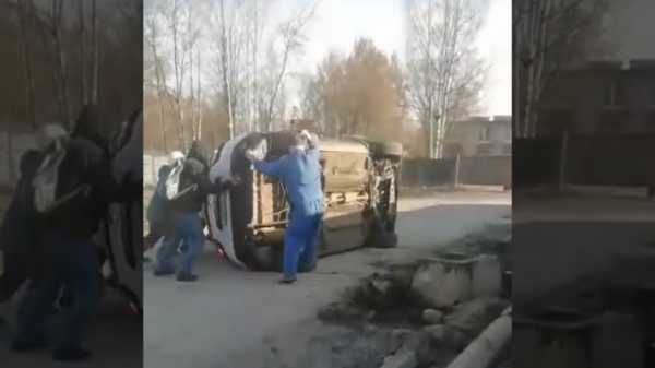 Видео: петербуржцы перевернули каршеринговое авто 0