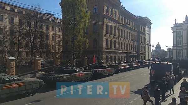 Видео: на Дворцовой площади прошла репетиция с участием военной техники 1