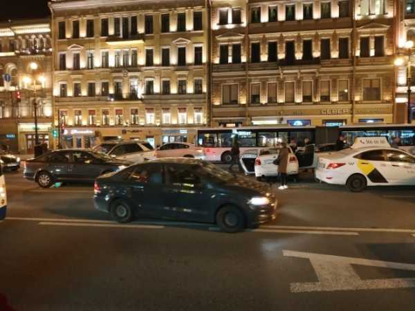 На Невском в массовом ДТП столкнулись 9 автомобилей4