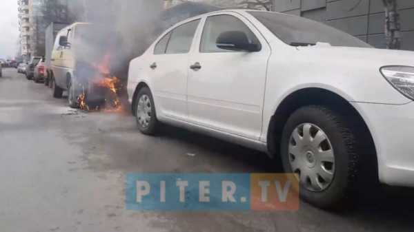 Видео: возле национальной библиотеки загорелась машина 1