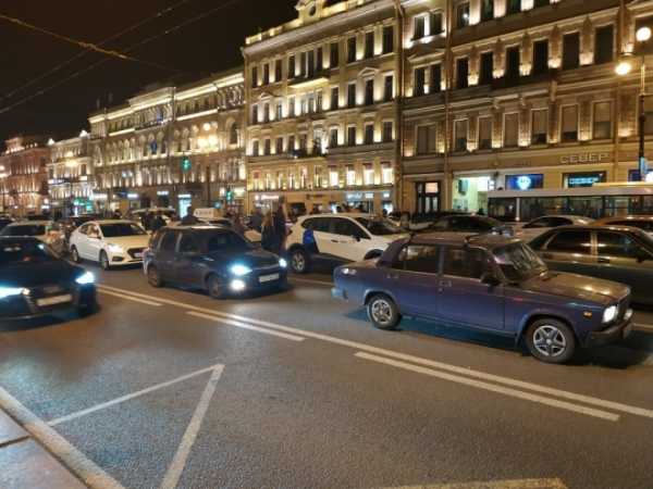 На Невском в массовом ДТП столкнулись 9 автомобилей3