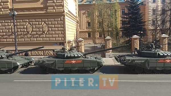 Видео: на Дворцовой площади прошла репетиция с участием военной техники 0