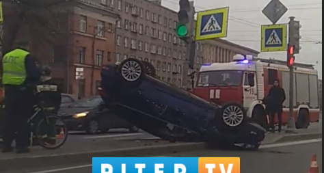 Видео: в Кировском районе на полной скорости перевернулась машина0