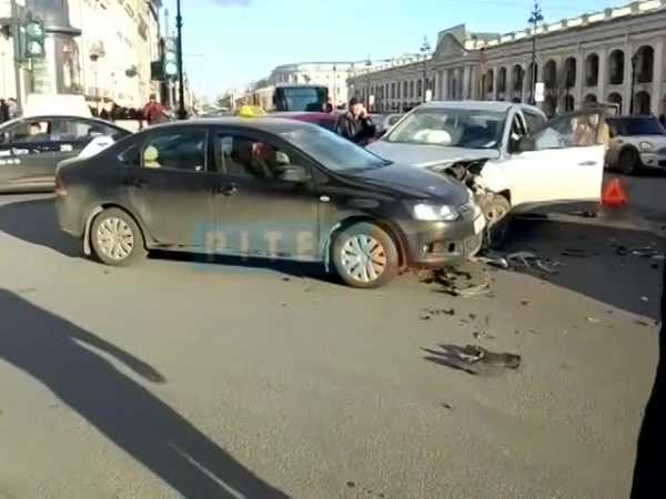 Видео: на пересечении Невского и Михайловской столкнулись три машины 0