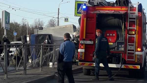 Дорожно-транспортное происшествие произошло на оживленном перекрестке. Фото: ДТП и ЧП | Санкт-Петербург / ВКонтакте